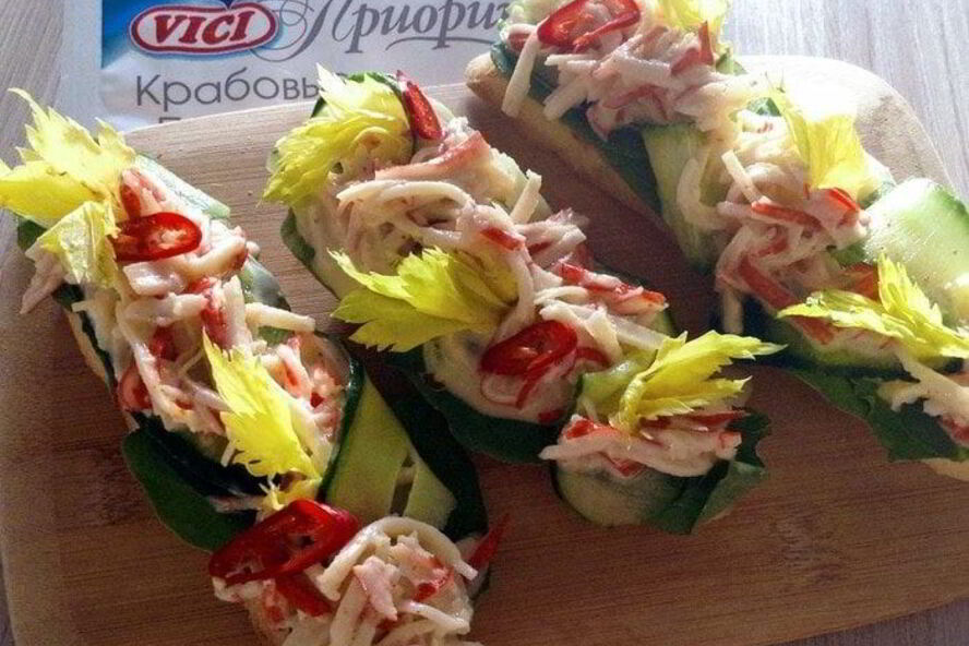 Рецепт брускетт с крабовыми палочками, айоли и огурцом