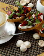 Брускетты с рикоттой и клубникой