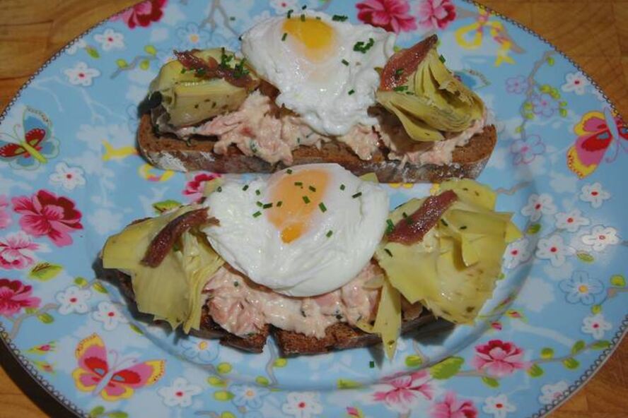 Рецепт брускетт с тунцом, анчоусами и яйцами пашот