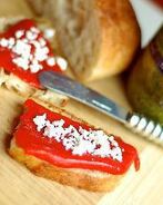 Бутерброды с песто, печеным перцем и фетой