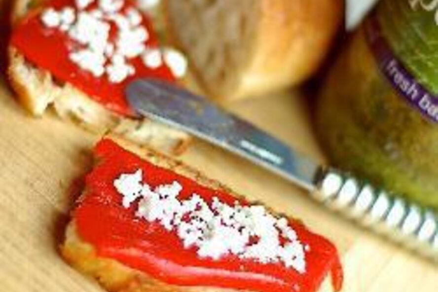 Рецепт бутербродов с песто, печеным перцем и фетой