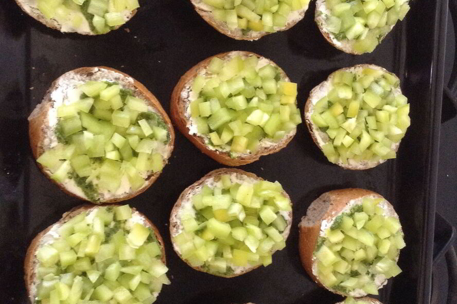 Рецепт горячих бутербродов с творожным сыром, песто и овощами