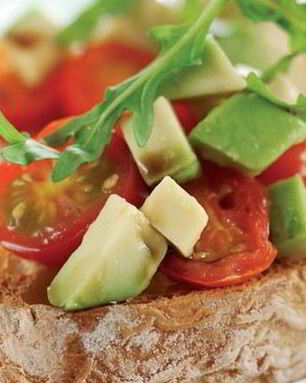 Хрустящие брускетты с помидорами и авокадо