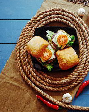 Бургер из мраморной говядины в чиабатте