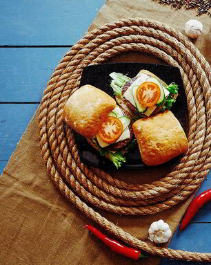 Бургер из мраморной говядины в чиабатте