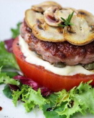 Бургер с каперсами, помидором и майонезом