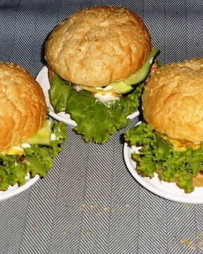 Бургер с курицей, омлетом и огурцом