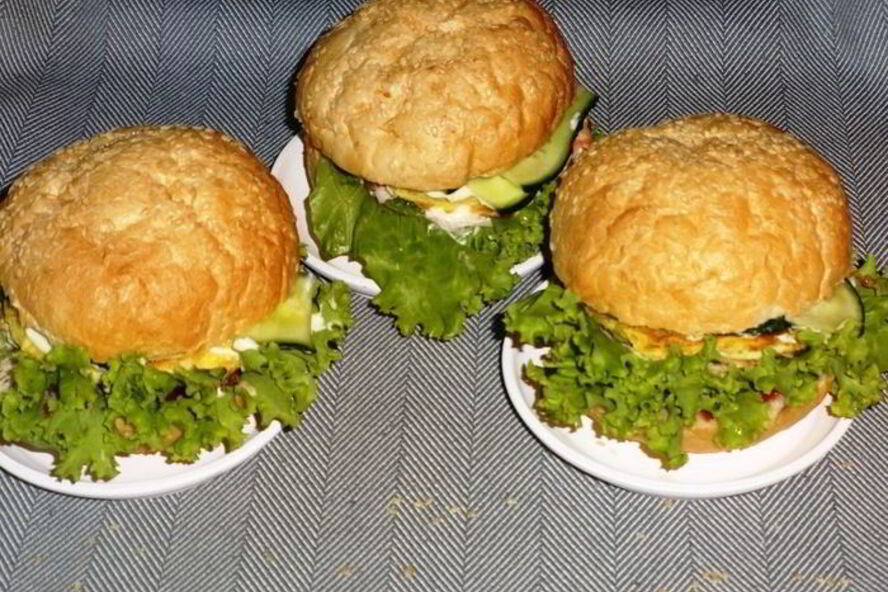 Рецепт бургера с курицей, омлетом и огурцом