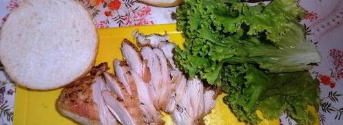 бургер с курицей, омлетом и огурцом. Шаг 6