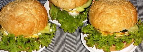 бургер с курицей, омлетом и огурцом. Шаг 11