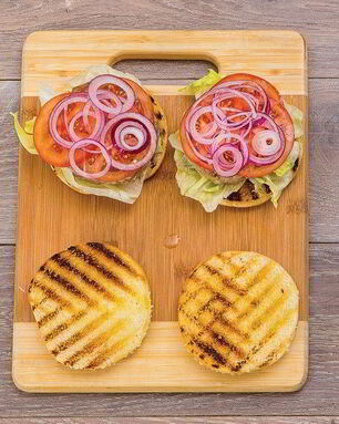 Бургер с тунцом, луком и помидором