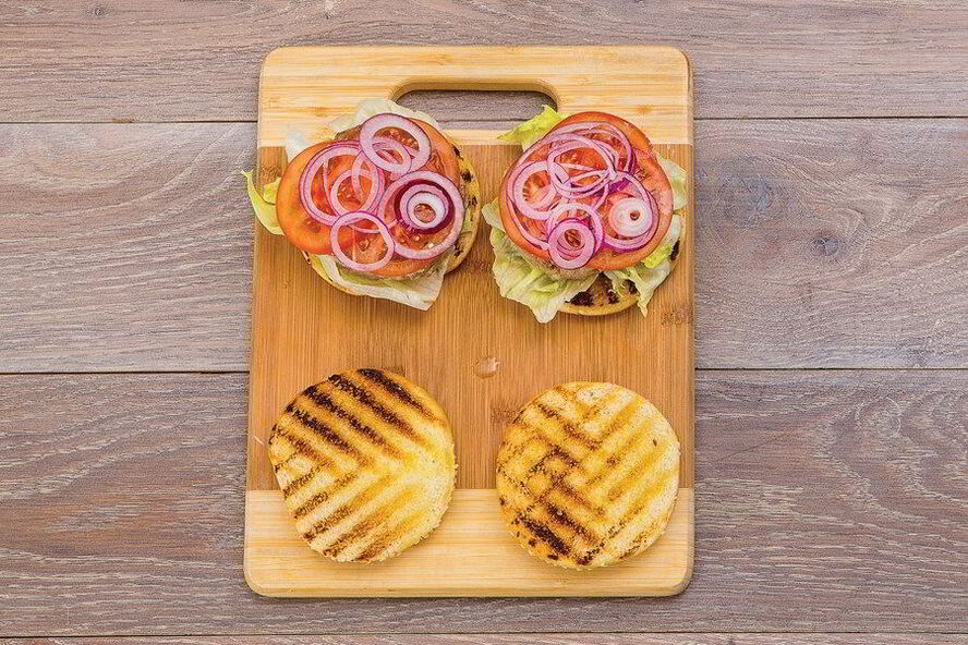 Рецепт бургера с тунцом, луком и помидором