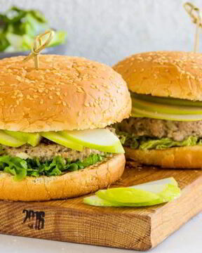 Бургеры с бараниной, огурцом и фетой