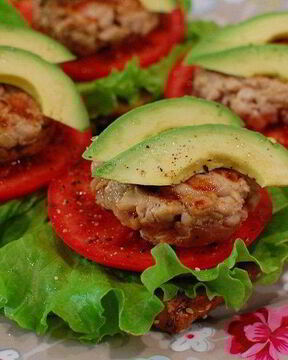 Бургеры с котлетками из тунца и авокадо