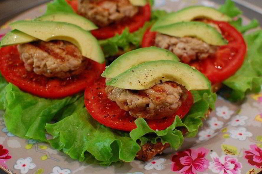 Рецепт бургеров с котлетками из тунца и авокадо