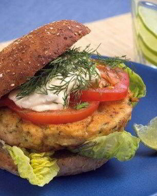 Быстрые бургеры с тунцом, латуком и помидором