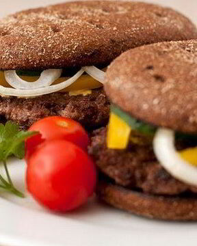 Гамбургер с ржаным хлебом и говяжьей котлетой