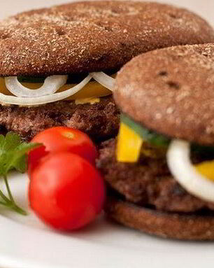 Гамбургер с ржаным хлебом и говяжьей котлетой