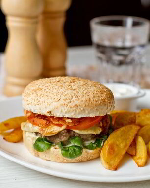 Гамбургеры с плавленным сулугуни и хрустящим луком