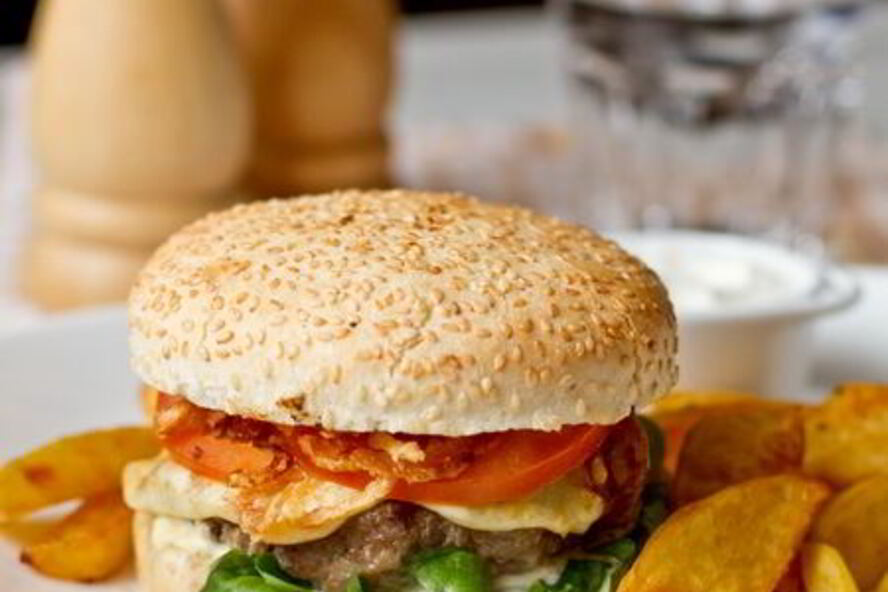 Рецепт гамбургеров с плавленным сулугуни и хрустящим луком