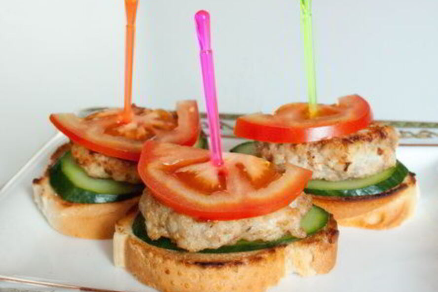 Рецепт мини-бургеров из курицы с соусом айоли