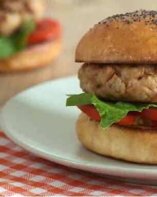 Румяный бургер с тунцом