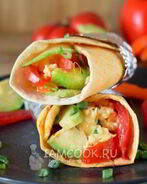 Буррито с авокадо и яичницей-скрэмбл