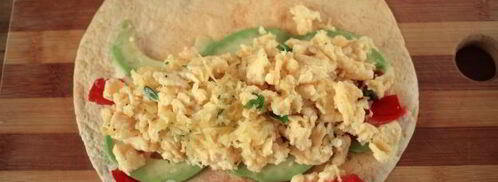 буррито с авокадо и яичницей-скрэмбл. Шаг 13