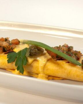 Буррито с говядиной и сырным соусом