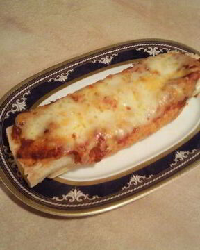 Буррито с курицей и томатным соусом