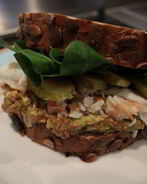 Бутерброд с крабами и авокадо