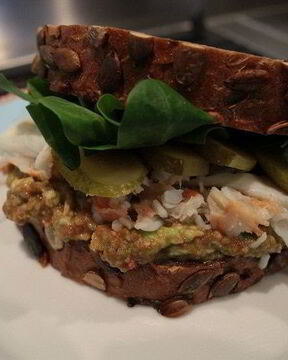 Бутерброд с крабами и авокадо