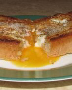 Бутерброд с яйцом на сковороде