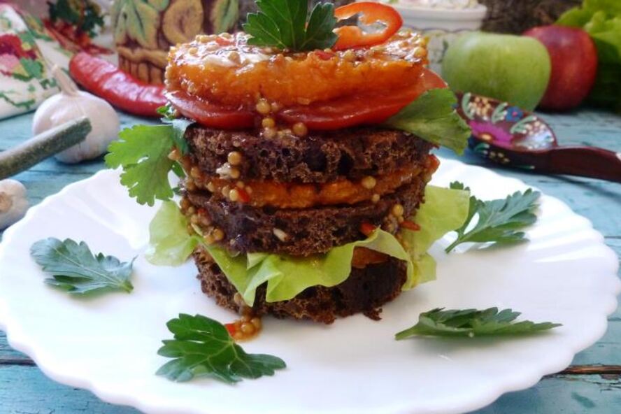 Рецепт бутерброда со стейком из тыквы, ржаным хлебом и пикантным соусом