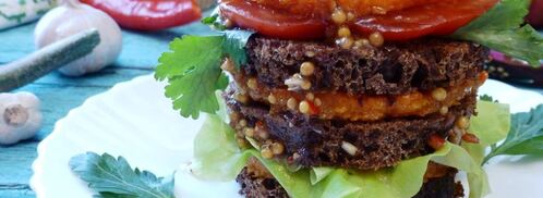 бутерброд со стейком из тыквы, ржаным хлебом и пикантным соусом. Шаг 4