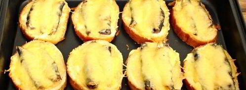 бутерброды горячие со шпротами. Шаг 8