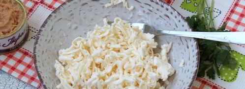 бутерброды с икрой трески, плавленым сыром и помидорами. Шаг 4