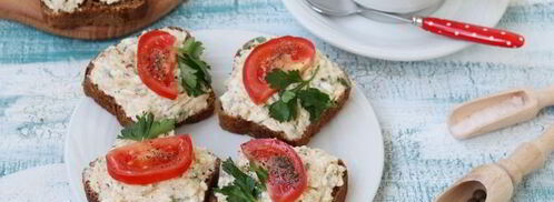 бутерброды с икрой трески, плавленым сыром и помидорами. Шаг 9