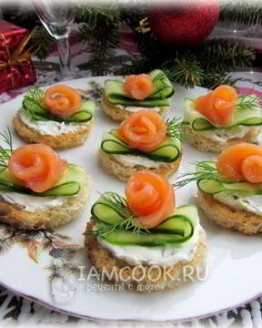 Бутерброды с огурцом и форелью