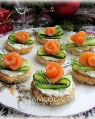 Бутерброды с огурцом и форелью