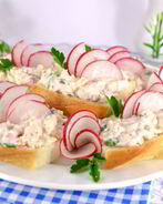 Бутерброды с пастой из редиса и плавленного сыра