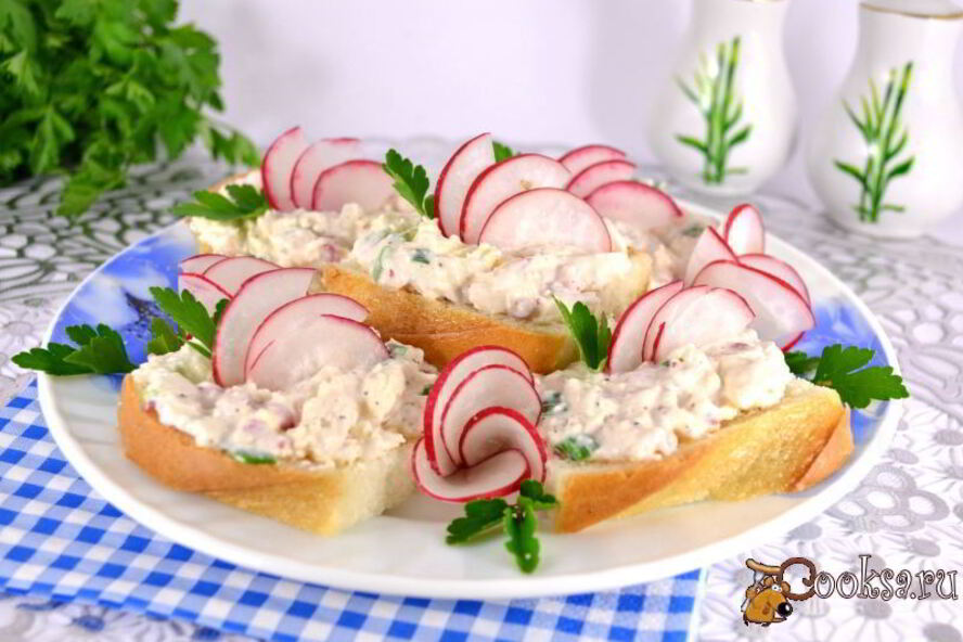 Рецепт бутербродов с пастой из редиса и плавленного сыра