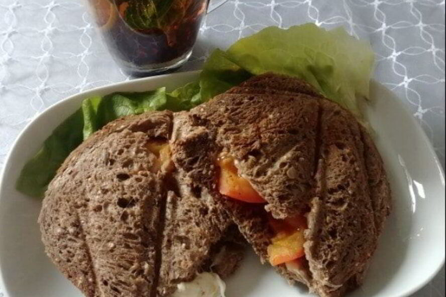 Рецепт бутербродов с помидорами и моцареллой