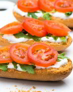 Бутерброды с помидорами и сыром