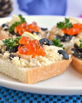 Бутерброды с сыром, оливками и красной икрой