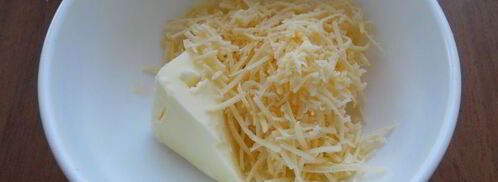 бутерброды с сыром, оливками и красной икрой. Шаг 3