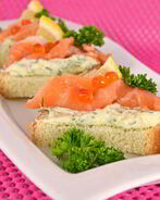 Бутерброды с зеленым маслом и слабосоленой семгой