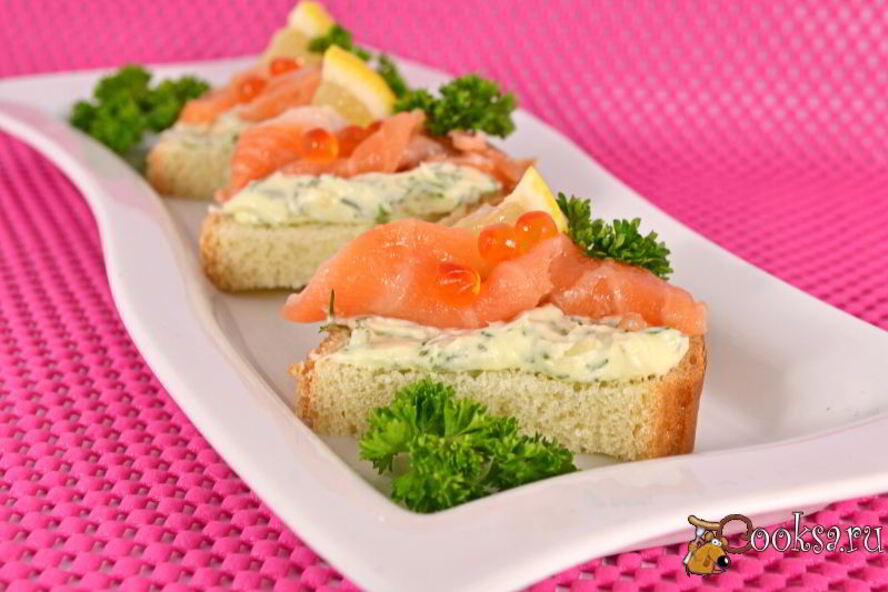 Рецепт бутербродов с зеленым маслом и слабосоленой семгой