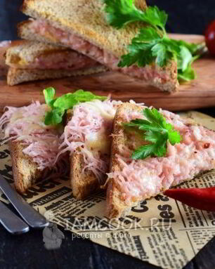 Горячие бутерброды с колбасой и сыром в духовке