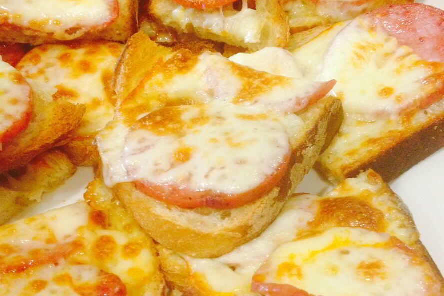 Рецепт горячих бутербродов с колбасой